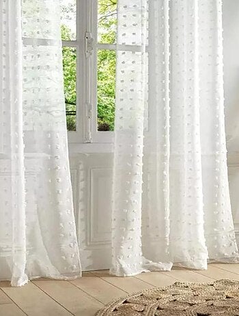 Visillo con ojales y pequeños pompones