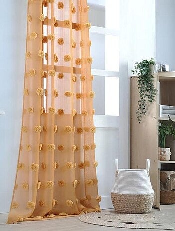 Visillo con pompones bordados