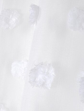 Visillo con pompones bordados