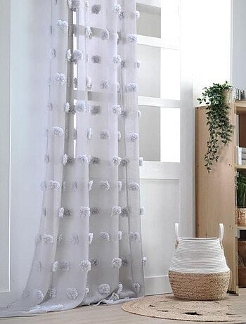 Visillo con pompones bordados