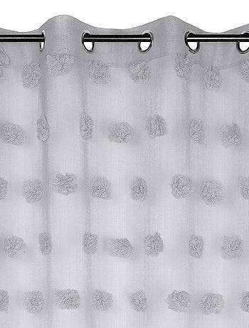 Visillo con pompones bordados