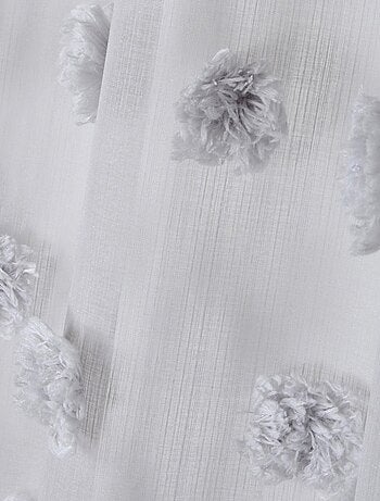 Visillo con pompones bordados