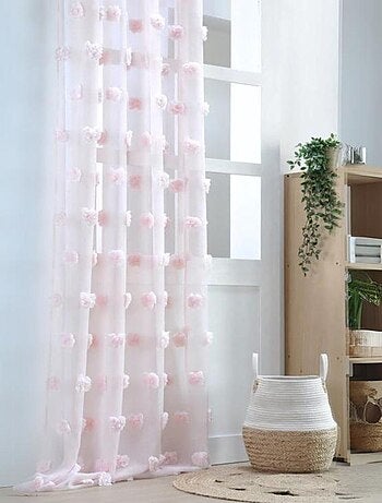 Visillo con pompones bordados