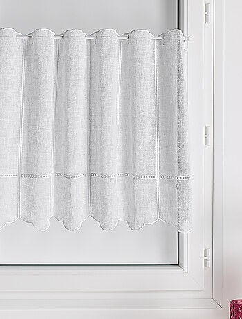 Visillo corto bordado rústico con vainica escalera