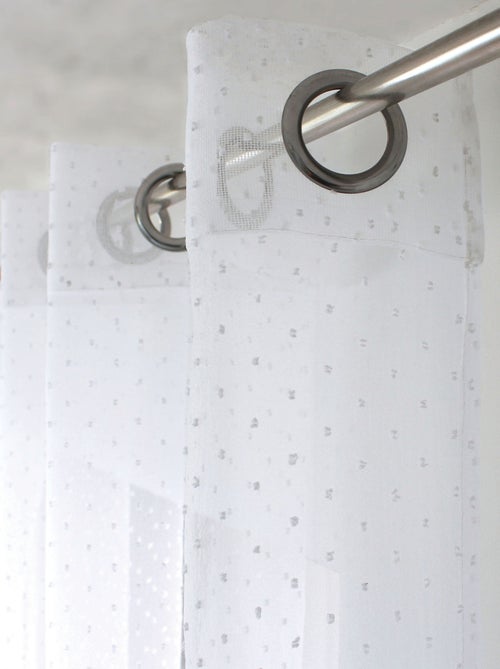 Visillo de organza con plumeti y ojales metálicos - Kiabi Visillo de organza con plumeti y ojales metálicos - Kiabi