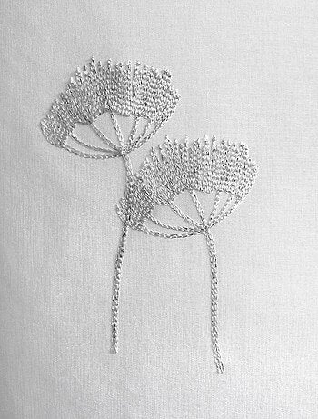 Visillo tamizante con bordados florales