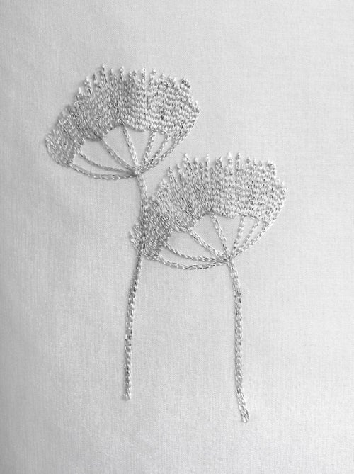 Visillo tamizante con bordados florales - Kiabi