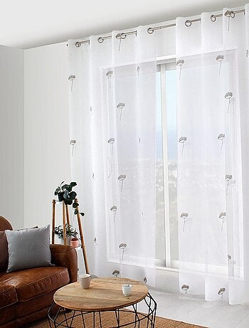 Visillo tamizante con bordados florales