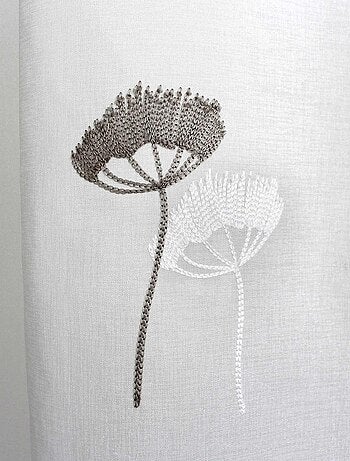 Visillo tamizante con bordados florales
