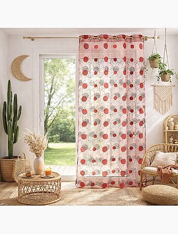 Voile rojo con motivos bordados