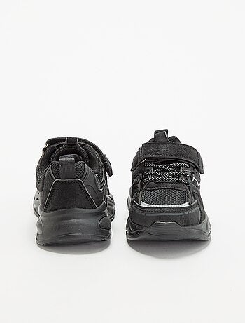 Zapatillas bajas con cierre de velcro y cordones elásticos