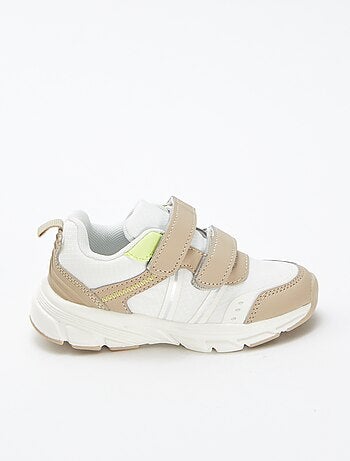 Zapatillas bajas con detalles flúor