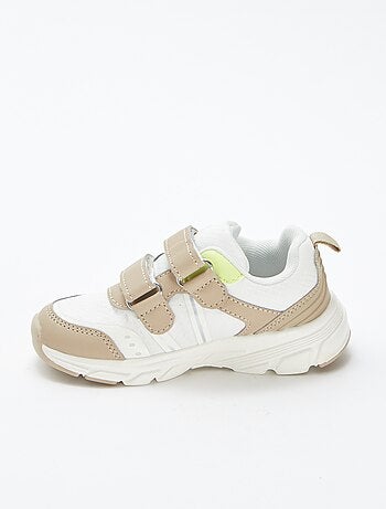 Zapatillas bajas con detalles flúor