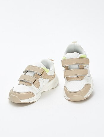 Zapatillas bajas con detalles flúor