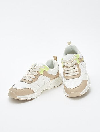 Zapatillas bajas con detalles flúor