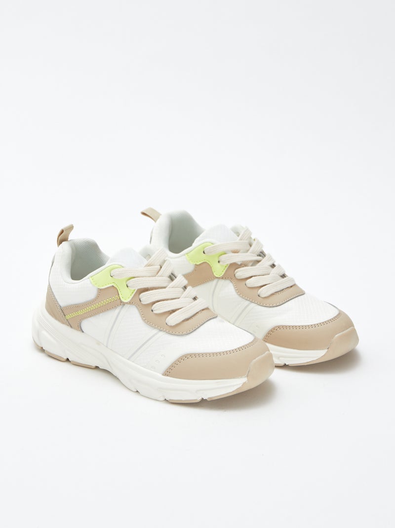 Zapatillas bajas con detalles flúor Beige - Kiabi