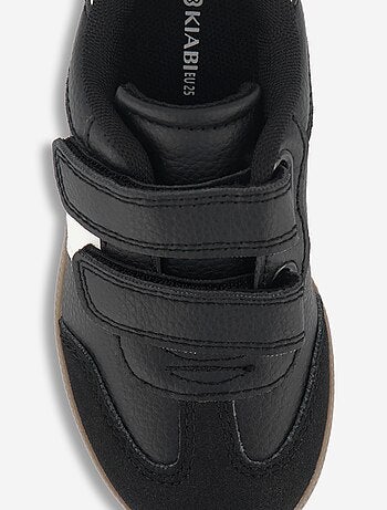Zapatillas bajas con inserciones contrastadas