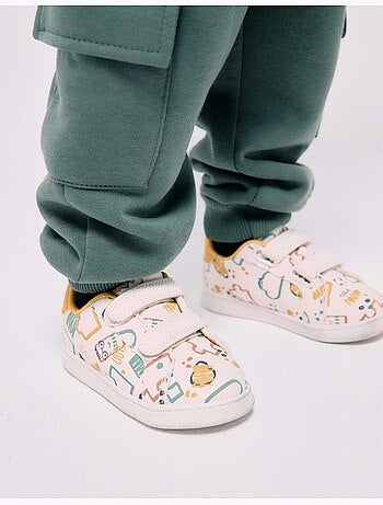 Zapatillas bajas con tira autoadherente y estampado colorido