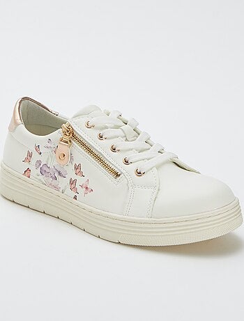 Zapatillas bajas estampadas 'flores' y 'mariposas'