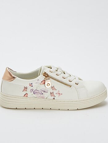 Zapatillas bajas estampadas 'flores' y 'mariposas'