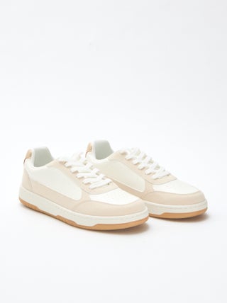 Zapatillas bicolores con detalles dorados