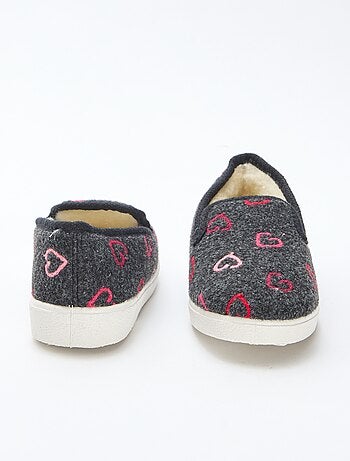 Zapatillas charentaises con corazones bordados