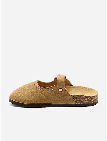 Zapatillas con hebilla y tachuelas