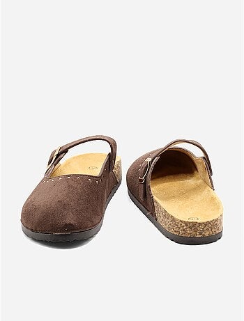 Zapatillas con hebilla y tachuelas