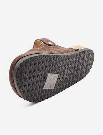 Zapatillas con hebilla y tachuelas