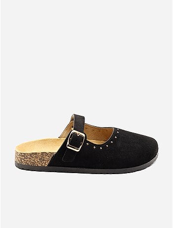 Zapatillas con hebilla y tachuelas