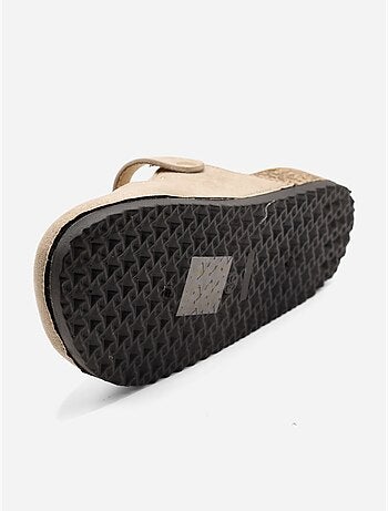 Zapatillas con hebilla y tachuelas