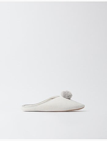 Zapatillas con pompones, mo fashion