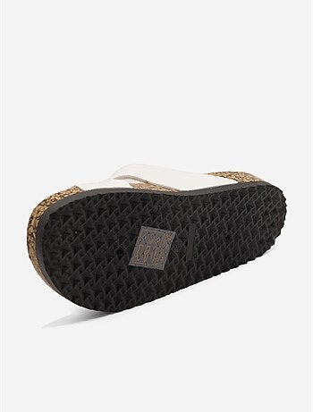 Zapatillas con tiras cruzadas