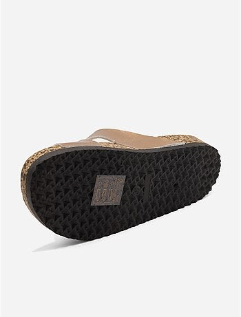 Zapatillas con tiras cruzadas