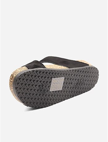 Zapatillas con tiras cruzadas