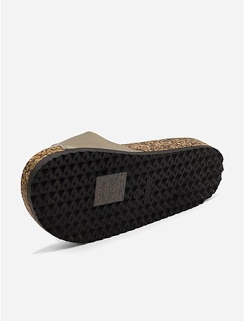 Zapatillas con tiras