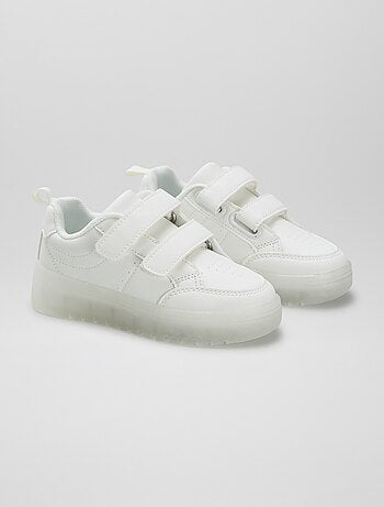Zapatillas con velcros y suela traslúcida