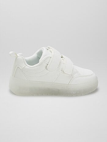 Zapatillas con velcros y suela traslúcida