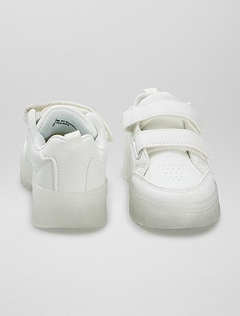 Zapatillas con velcros y suela traslúcida
