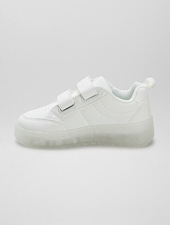 Zapatillas con velcros y suela traslúcida