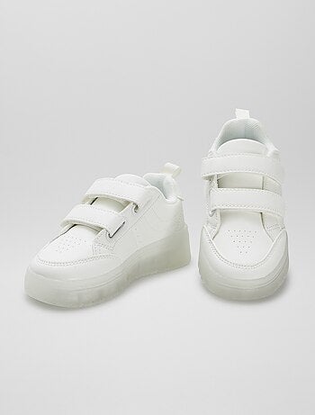 Zapatillas con velcros y suela traslúcida