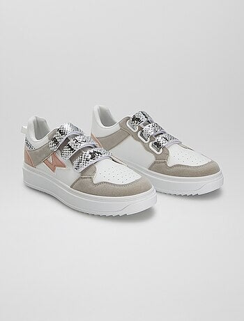 Zapatillas con velcros y sueña gruesa
