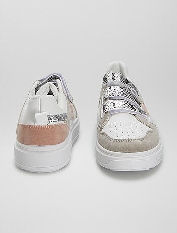 Zapatillas con velcros y sueña gruesa