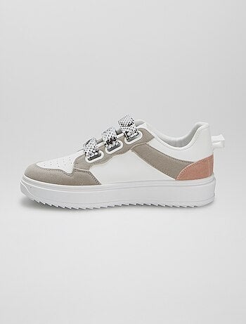 Zapatillas con velcros y sueña gruesa