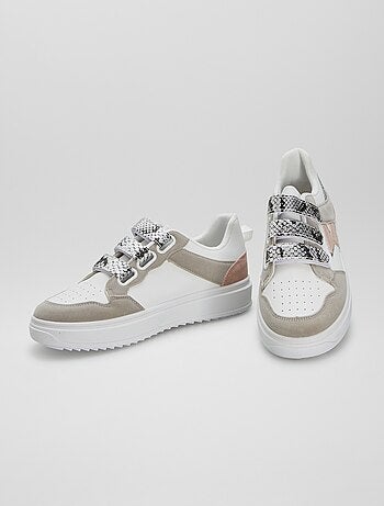 Zapatillas con velcros y sueña gruesa