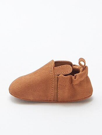 Zapatillas de antelina con orejitas con relieve