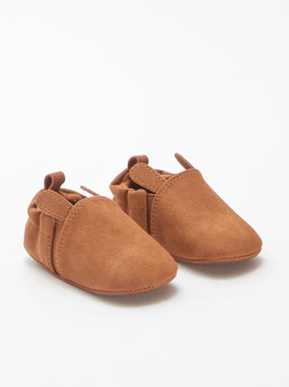 Zapatillas de antelina con orejitas con relieve