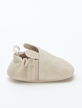 Zapatillas de antelina con orejitas con relieve