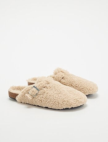 Zapatillas de casa con efecto borreguito y hebilla