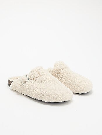 Zapatillas de casa con efecto borreguito y hebilla